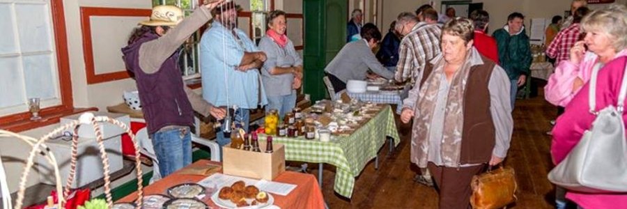 Die tafel met bokmelkprodukte en handwerk. (Foto: Riaan Jacobs)  